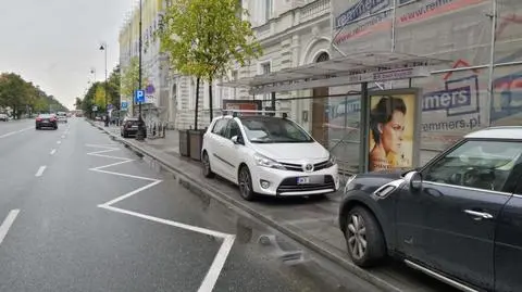 Samochód pod wiatą - chowa się przed deszczem czy czeka na autobus?