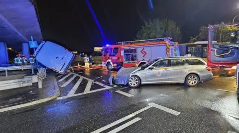 Wieczorne zderzenie taksówki z busem. Cztery osoby ranne