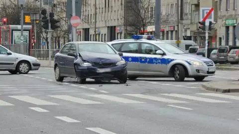 Zderzenie dwóch aut na Ochocie. Dziecko zabrane do szpitala