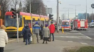 Samochód zakleszczył się pomiędzy tramwajami