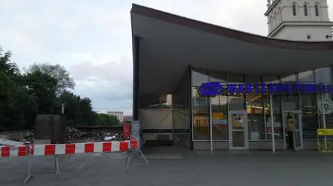 Spalona buda już nie straszy przy stacji PKP Powiśle