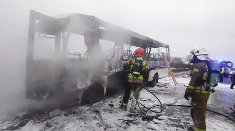 Pożar wojskowego autobusu na trasie S7