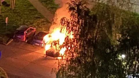 Dwa samochody paliły się na parkingu. Jeden spłonął doszczętnie