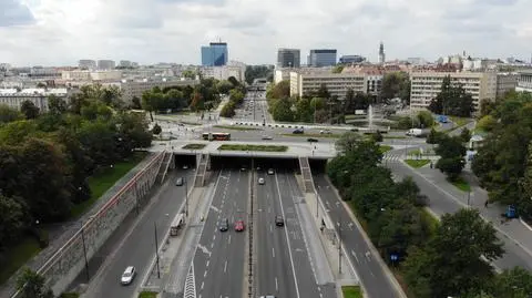 Prace drogowców na placu Na Rozdrożu, zwężone Aleje Ujazdowskie. Od środy