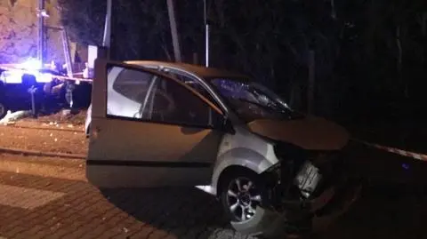 Wypadł z drogi, przejechał przez chodnik i uderzył w ogrodzenie