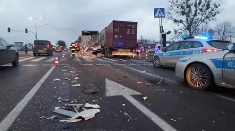 Zderzenie dwóch tirów w Palmirach. Kierowca był zakleszczony w kabinie