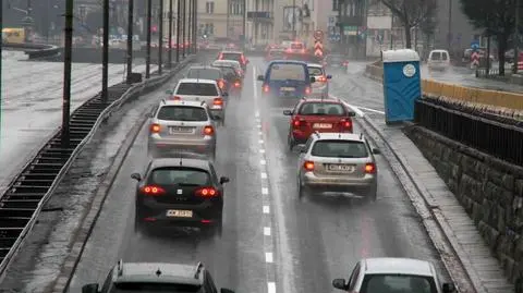Gładka jezdnia na Łazienkowskiej. Przystanki zrobią w tygodniu