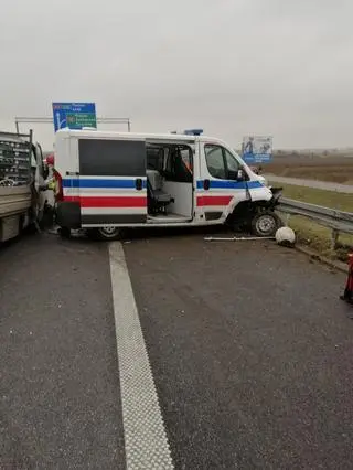 Bus zderzył się z karetką pogotowia