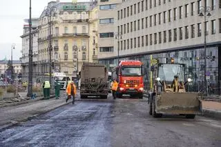 Prace asfaltowe na placu Trzech Krzyży