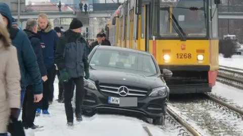 Mercedes utknął na torowisku. "Tłumy ludzi ruszyły na ulice" 