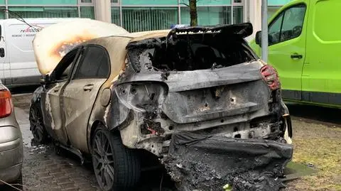 Pożar samochodów na Muranowie. "Jedno auto zapaliło się od drugiego" 