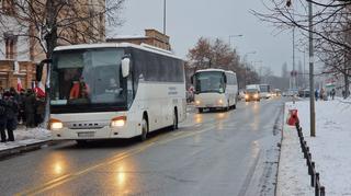 Autokary z uczestnikami demonstracji 