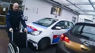 Policjanci eskortowali rodzącą kobietę do szpitala