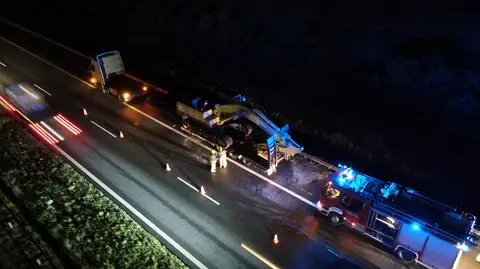 Pożar ciężarówki przewożącej koparkę. Strażacy zamykali A2 w stronę Poznania