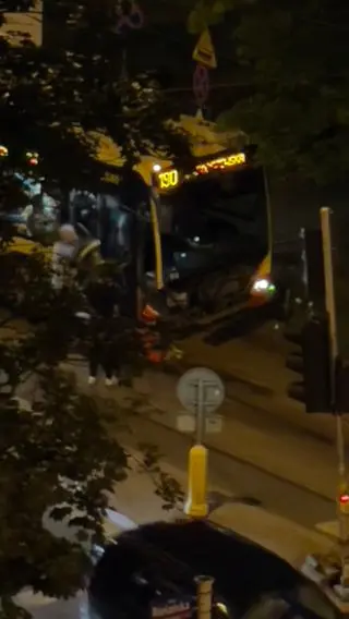 Zderzenie autobusu i samochodu osobowego