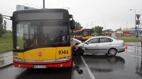 Zderzenie dwóch aut i autobusu. Trzy osoby poszkodowane