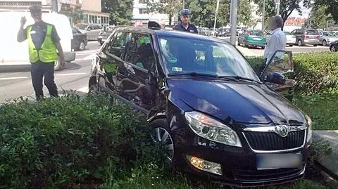 Zderzył się z tramwajem i zatrzymał na żywopłocie