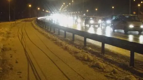Zima atakuje. Jeździ się trudniej, ale kolizji jest mniej