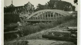 Wieruszów. Wysadzony most na rzece Prośnie. W tle spalona synagoga