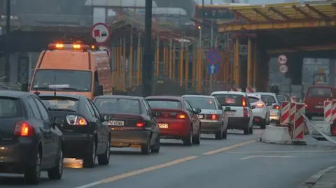 Tir uderzył w bramkę na Wisłostradzie. "Służby pilnują przejazdu"