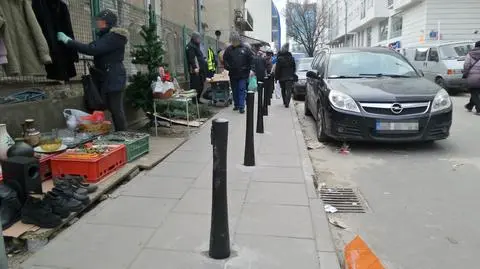 Słupki na środku chodnika jednak nietrafione. Miasto każe usunąć