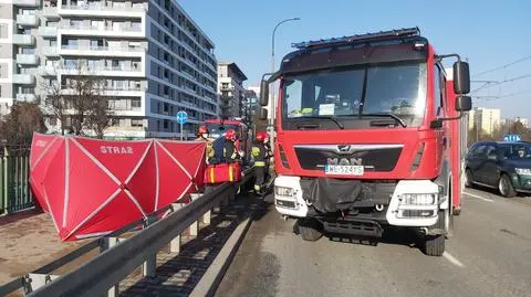 Wypadek na Grójeckiej: samochód wpadł na chodnik, nie żyje piesza