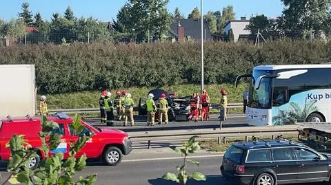 Zderzenie czterech aut na trasie S8 w Raszynie. Kobieta w ciąży trafiła do szpitala
