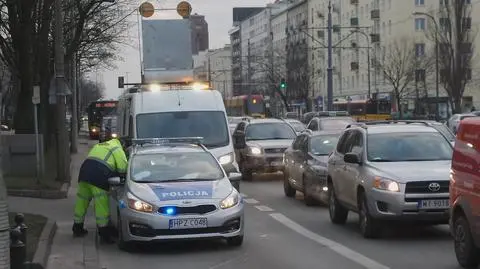 Policjant nie podjął pościgu. Uciekinier z Grójeckiej wciąż poszukiwany