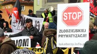 Protest pod kolumną