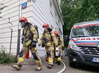 Pożar w kamienicy na Mokotowie