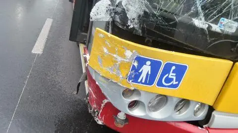 Kraksa hondy i autobusu. Korki na Powsińskiej