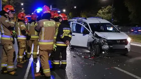 Zderzenie dwóch aut na Grochowie. Jedna osoba jest poszkodowana