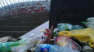 Śmieci u stóp stadionu 