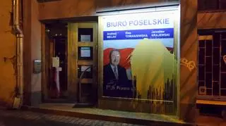 Wejście biura poselskiego oblane farbą