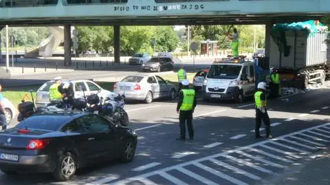 Nie zmieścili się pod mostem. "Zgubili" śmieci na Wisłostradzie