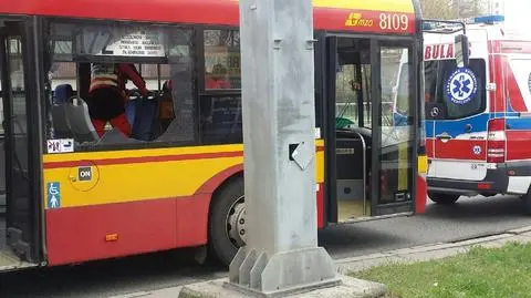 Odłamki szkła poraniły pasażera autobusu