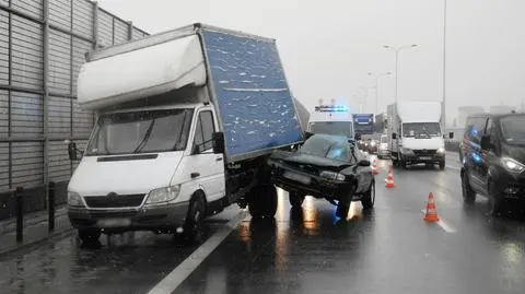 Wbił się w tył auta dostawczego