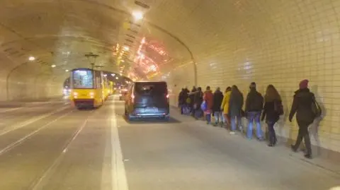 Stanęły tramwaje na Trasie W-Z. "Ludzie weszli do tunelu"