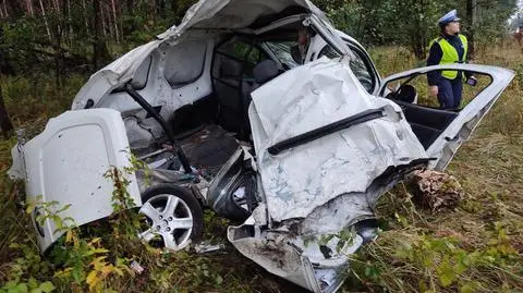 Auto rozerwane, kierowca nie przeżył. Policja: miał sądowy zakaz kierowania