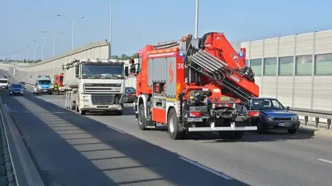 Zderzenie ciężarówki z osobowymi na moście Północnym