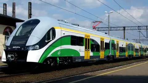 Wykolejony pociąg towarowy zablokował ruch. "Z toru wypadły trzy wagony"