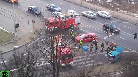 Wpadł polonezem w poślizg i ściął latarnię