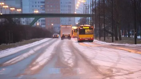 Poranne opady śniegu. Solarki w akcji, ulice śliskie