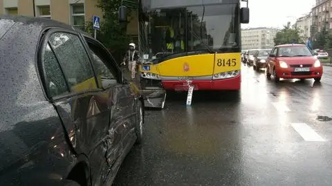 Wawelska: zderzenie 182 z hondą. Korek