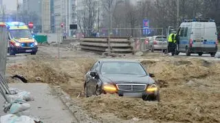 Mercedes wjechał do wykopu