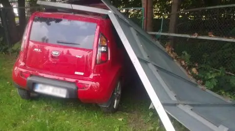 Wymusiła pierwszeństwo,  wjechała w reklamę