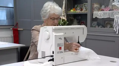 Walka z plastikiem w stolicy. Seniorki szyją ekologiczne torby z firanek