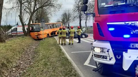 Autobus szkolny zderzył się z samochodem i uderzył w drzewo. Dwie osoby ranne, w tym dziecko 