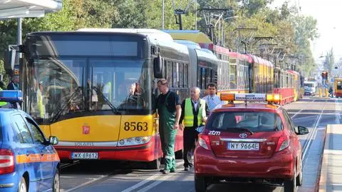 Autobus zatrzymał tramwaje