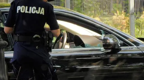 Zatrzymał się, bo miał problem z oponą. Wtedy podbiegł mężczyzna, wybił szybę w aucie i zabrał gotówkę